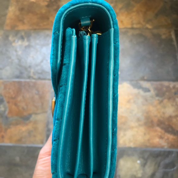 Authentic Gucci Velvet Crossbody Bag with Gold Chain - Picture 3 of 8